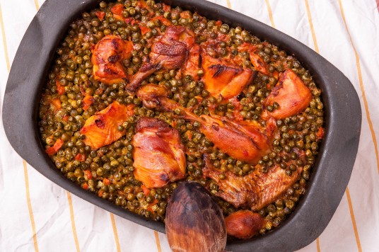 Лесна рецепта за пилешко с грах. Вкусно пиле с грах. Пиле с грах яхния.