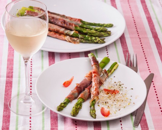 Лесна рецепта за аспержи в хамон на грил. Вкусни аспержи с прошуто на ...