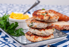 Пилешки бургери с карфиол и чедър Пилешки бургери с карфиол и чедър