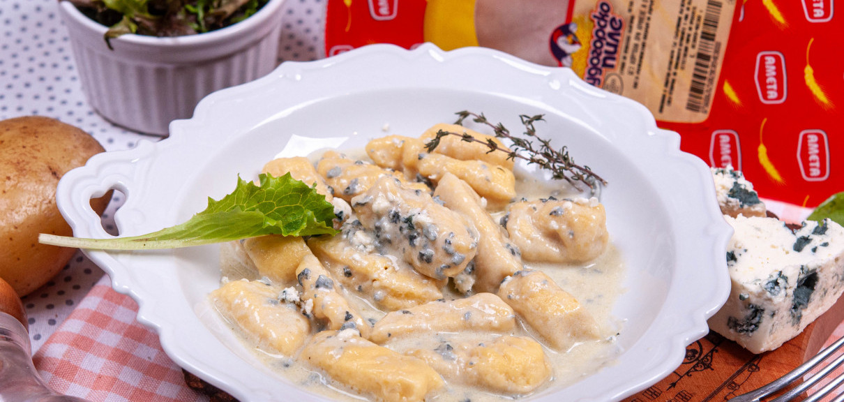 Ньоки с пилешко и сос със синьо сирене