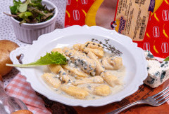 Ньоки с пилешко и сос със синьо сирене