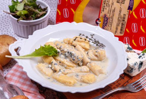 Ньоки с пилешко и сос със синьо сирене