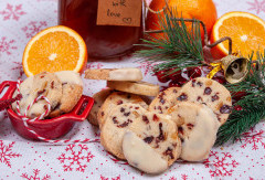 Бисквитки с червени боровинки, портокалови корички и бадеми