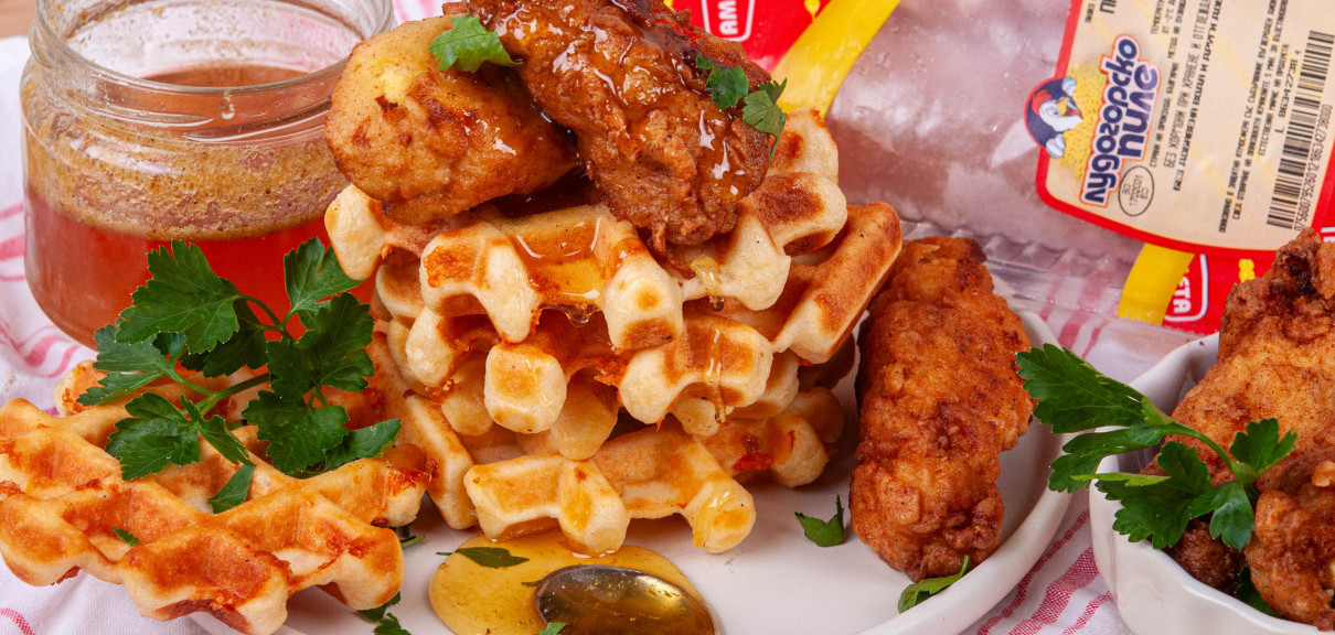 Солени гофрети с хрупкаво пиле и меден сос