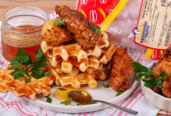 Солени гофрети с хрупкаво пиле и меден сос