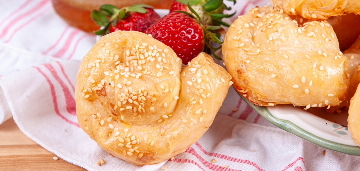 Банички с оризови кори, яйца и сирене